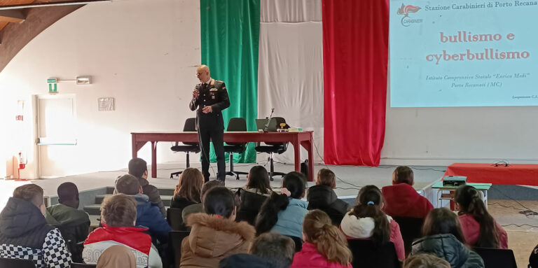 A lezione di legalità: I ragazzi delle scuola secondaria incontrano il comandante della stazione dei Carabinieri di Porto Recanati.